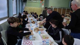 Yetişkinler servis yaptı, 120 çocuk oruç açtı
