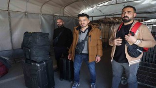 Yıllardır ailesini göremeyen Suriyeli Muhammed, 9 yıl sonra ailesiyle birlikte bayram kutlayacak