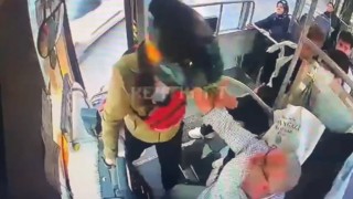Yolcu minibüsünde bıçaklı dehşet anları kamerada: 3 yaralı