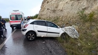Yolcu otobüsü otomobille çarpıştı: 2 ölü