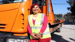 Yolda kalan araçların yardımına yetişen Munire için kurtarıcı şoförlüğü bir tutku