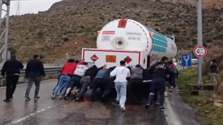 Yolu kapatan tankeri vatandaşlar elbirliğiyle iterek çekti