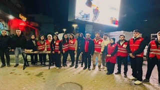 Yüksekova Kızılay Şubesi, Kadir Gecesinde vatandaşlara ikramda bulundu