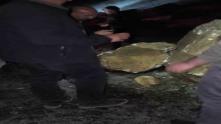 Yüksekova-Van Karayoluna düşen kaya parçaları yürekleri ağza getirdi