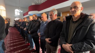 Yüksekovada bayram namazında vatandaşlar camileri doldurdu
