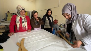 Yüksekovada kadınlar tarafından atıklardan üretilen elbiselerin güzelliği göz kamaştırıyor
