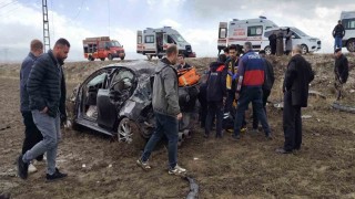 Yüksekovada otomobil direğe çarptı: 1 ölü, 3 yaralı