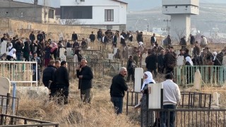 Yüksekovada vatandaşlar mezarlıklara akın etti