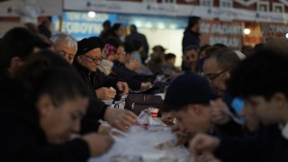 Yunusemre 100. Yıl Meydanında iftar sofrası kurdu