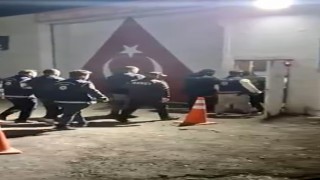 Yurt dışına kaçmaya çalışan 3 firari hükümlü tırda yakalandı