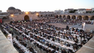 Yüzlerce kişi tarihi külliyedeki iftarda bir araya geldi