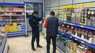 Zabıta ekipleri ürünleri tek tek kontrol etti