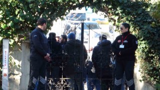 Zamların geri çekilmesine tepki gösteren minibüsçüleri belediye almamak için kapıya zincir vurdular