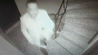 Zeytinburnunda komşu terörü: Güvenlik kamerasını kırıp, kapısına zarar verdi