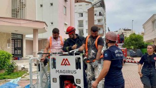 12. katta can pazarı: 2 işçi iskelede mahsur kaldı