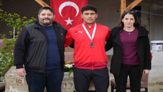 17 yaşında güreşte Edirnenin gururu oldu