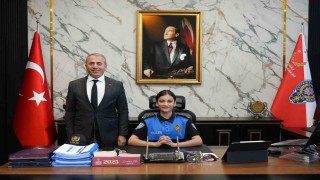 23 Nisanda Emniyet Müdürü Kurt, makamını gazi polis memurunun kızına devretti