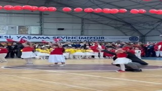 23 Nisanda yürekleri ısıtan anlar: Bursada bir baba, özel eğitim sınıfındaki kızını yalnız bırakmadı