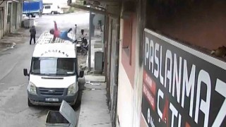 2nci kattan çöp konteynerine düşen bebek güvenlik kamerasına yansıdı