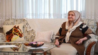 45 yıldır eski kıyafetleri evinde yıkayıp ütüledikten sonra ihtiyaç sahiplerine ulaştırıyor