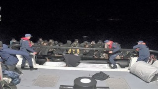 46 düzensiz göçmen lastik botta yakalandı