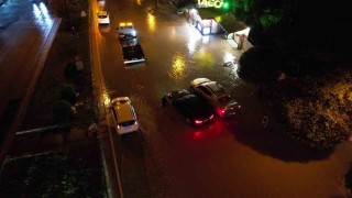 Adanada sağanak yağış yolları su altında bıraktı