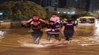 Adanada yağmur nedeniyle serviste mahsur kalan çocuklar böyle kurtarıldı