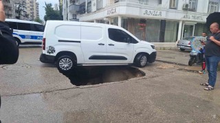 Adanada yol çöktü, araç düşmekten son anda kurtuldu