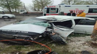 Adapazarında ağaca çarpıp hurdaya dönen otomobildeki 2 kişi yaralandı