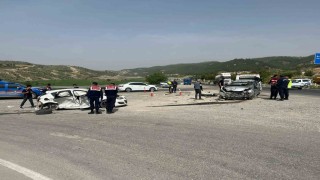 Adıyamanda 2 otomobil çarpıştı: 8 yaralı