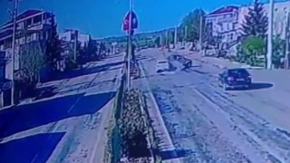 Adıyamanda 2 otomobilin çarpışma anları kamerada