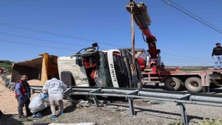 Adıyamanda virajı alamayan tır devrildi: 1 ölü