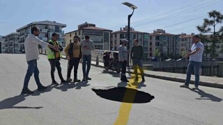 Afyonkarahisarda asfalt yol çöktü, yaklaşık 3 metre derinliğinde çukur oluştu