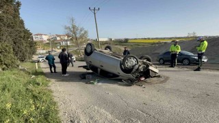 Ağaca çarpan otomobil takla attı
