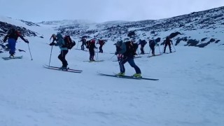 Ağrı Dağında dağcılar zirveye tırmanırken kayak yaptı