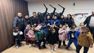 Ağrıda öğrencilerden polis teşkilatına anlamlı ziyaret