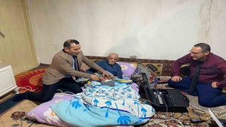 Ağrıda yatağa bağımlı Hasan amcanın kimliği evinde yenilendi