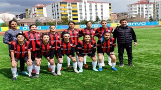 Ağrılı iş insanı Cemal Kayadan kadın futboluna anlamlı destek