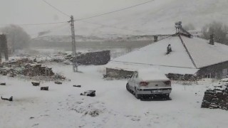 Ahlatta nisan ayında kar sürprizi