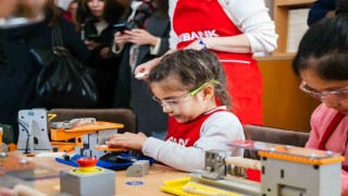 Akbank, Dönüşümde Gelecek Var ile on binlerce çocuğun eğitim deneyimini iyileştiriyor