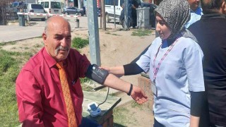Akçadağda öğrenciler, halkın şeker ve tansiyonunu ölçtü