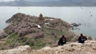 Akdamar Adası Badem Çiçeği Festivaliyle şenlendi