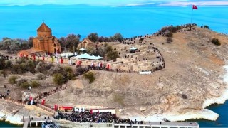 Akdamar Adasını 2 günde 30 bin kişi ziyaret etti