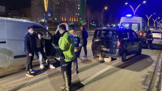 Aksarayda 2 hafif ticari araç çarpıştı: 1 yaralı