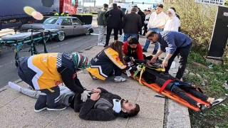 Aksarayda kazada yaralılara kaldırımda müdahale