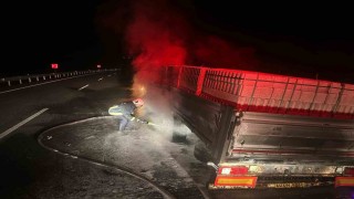 Aksekide rampa inerken balataları yanan tır alev aldı