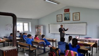 Akyaka Kaymakamı Demirtaş, köy okullarında