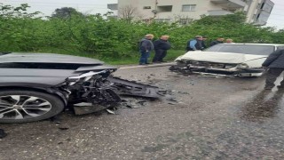 Alaplıda kafa kafaya çarpışan otomobillerde 2 kişi yaralandı