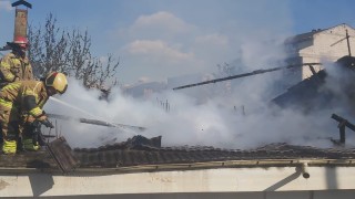 Alev alev yanan köy evi havadan böyle görüntülendi