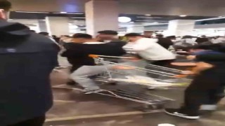 Alışveriş Merkezinde müşterilerle çalışanlar arasında kavga çıktı, ortalık karıştı